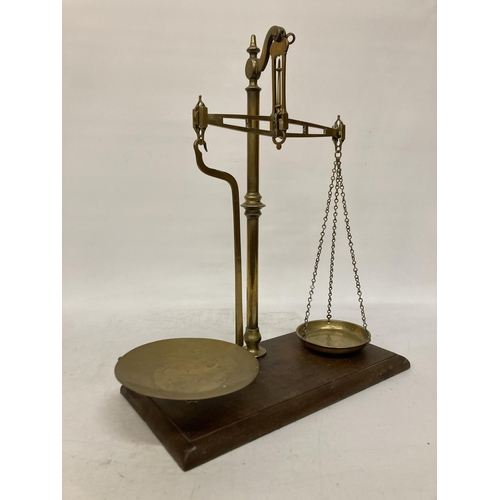 38 - A SET OF AGATE BRASS BALANCE SCALES ON A WOODEN BASE WITH VARIOUS WEIGHTS