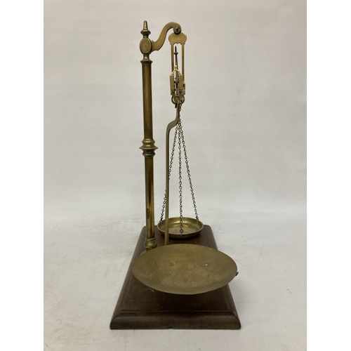 38 - A SET OF AGATE BRASS BALANCE SCALES ON A WOODEN BASE WITH VARIOUS WEIGHTS