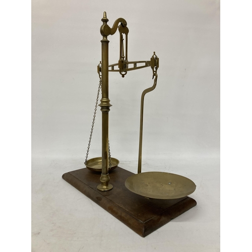 38 - A SET OF AGATE BRASS BALANCE SCALES ON A WOODEN BASE WITH VARIOUS WEIGHTS