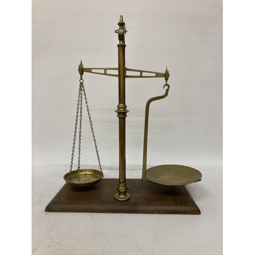 38 - A SET OF AGATE BRASS BALANCE SCALES ON A WOODEN BASE WITH VARIOUS WEIGHTS