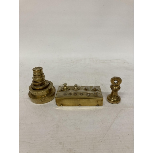 38 - A SET OF AGATE BRASS BALANCE SCALES ON A WOODEN BASE WITH VARIOUS WEIGHTS