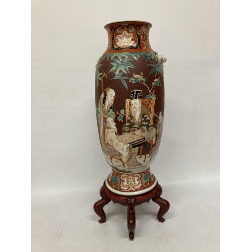 43 - A LARGE ORIENTAL VASE DECORATED WITH ELDERS SIGNING A SCROLL ON A WOODEN BASE - A/F, HEIGHT 61CM