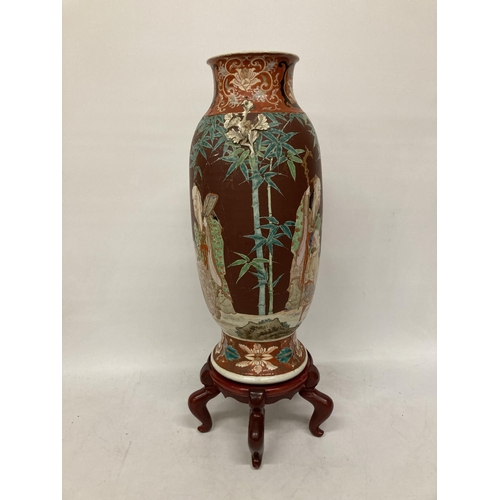 43 - A LARGE ORIENTAL VASE DECORATED WITH ELDERS SIGNING A SCROLL ON A WOODEN BASE - A/F, HEIGHT 61CM