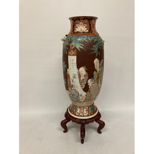 43 - A LARGE ORIENTAL VASE DECORATED WITH ELDERS SIGNING A SCROLL ON A WOODEN BASE - A/F, HEIGHT 61CM