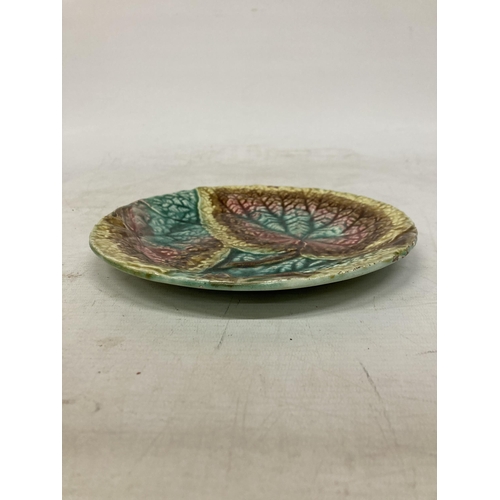 48 - TWO VINTAGE MAJOLICA 'LEAF' CERAMICS, A PLATE AND FOOTED PEDESTAL PLATE, DIAMETERS 21CM AND 23CM