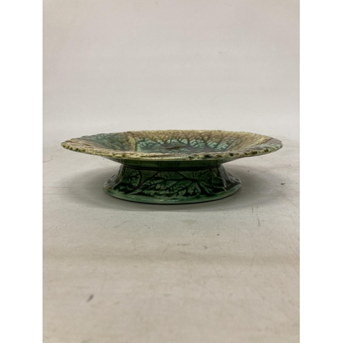 48 - TWO VINTAGE MAJOLICA 'LEAF' CERAMICS, A PLATE AND FOOTED PEDESTAL PLATE, DIAMETERS 21CM AND 23CM