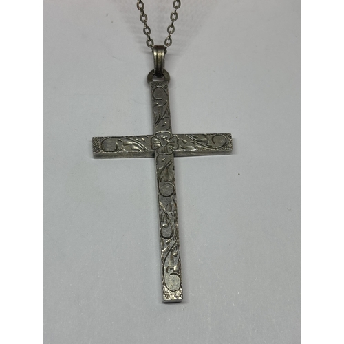 578 - A HALLMARKED LONDON SILVER CROSS PENDANT WITH CHAIN IN A PRESENTATION BOX