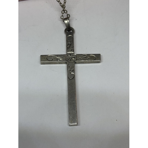 578 - A HALLMARKED LONDON SILVER CROSS PENDANT WITH CHAIN IN A PRESENTATION BOX