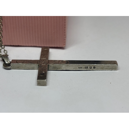 578 - A HALLMARKED LONDON SILVER CROSS PENDANT WITH CHAIN IN A PRESENTATION BOX