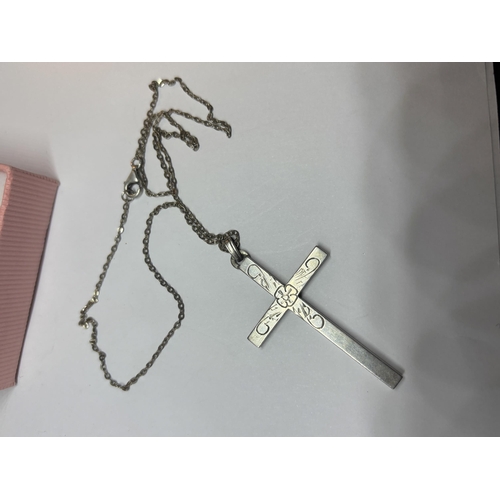 578 - A HALLMARKED LONDON SILVER CROSS PENDANT WITH CHAIN IN A PRESENTATION BOX