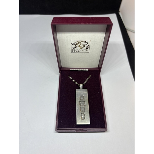 579 - A HALLMARKED LONDON SILVER INGOT NECKLACE IN A PRESENTATION BOX