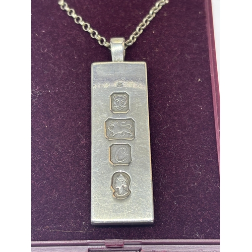 579 - A HALLMARKED LONDON SILVER INGOT NECKLACE IN A PRESENTATION BOX