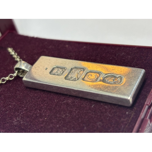 579 - A HALLMARKED LONDON SILVER INGOT NECKLACE IN A PRESENTATION BOX