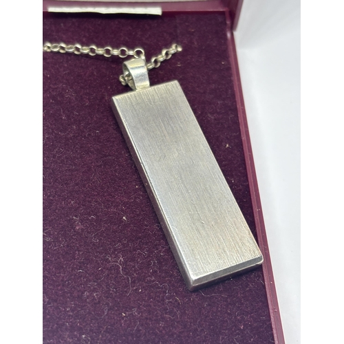 579 - A HALLMARKED LONDON SILVER INGOT NECKLACE IN A PRESENTATION BOX