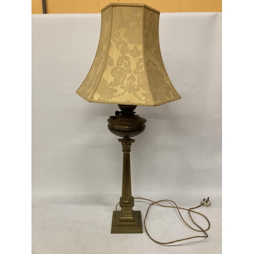 61 - A LARGE BRASS OIL LAMP WITH CORINTHIAN COLUMN, CONVERTED TO ELECTRIC, WITH SHADE, HEIGHT APPROX 64CM