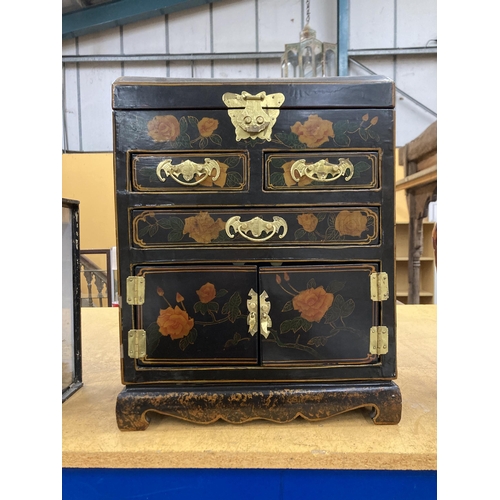 71 - A JAPANESE LACQUERED DOME TOP CASKET JEWELLERY CHEST WITH BRASS HANDLES/HINGES AND REFINED FLORAL DE... 