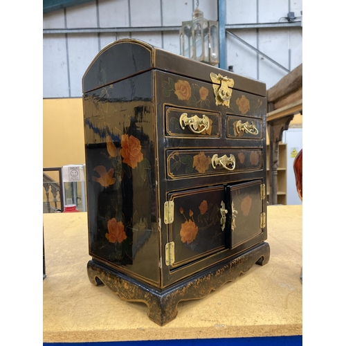 71 - A JAPANESE LACQUERED DOME TOP CASKET JEWELLERY CHEST WITH BRASS HANDLES/HINGES AND REFINED FLORAL DE... 