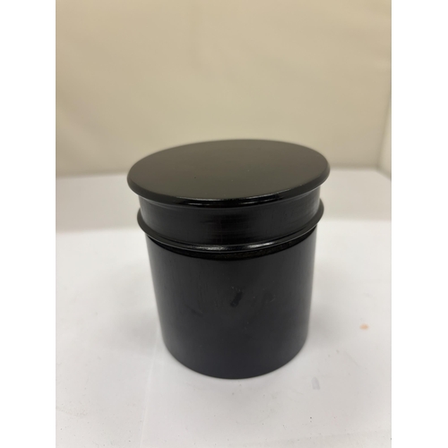 11 - A VINTAGE EBONY POWDER PUFF POT WITH SCREW LID CONTAINING TWO POWDER PUFFS, HEIGHT 8CM