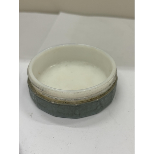 15 - AN ART DECO, GWENDA STYLE POWDER POT WITH FOIL DECORATION