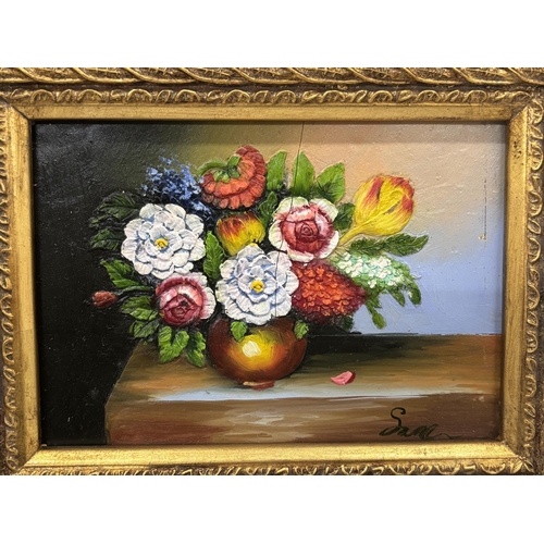 20 - AN OIL ON BOARD STILL LIFE PAINTING OF A VASE OF FLOWERS IN A GILT FRAME, SIGNED ON AN EASEL, 30CM X... 