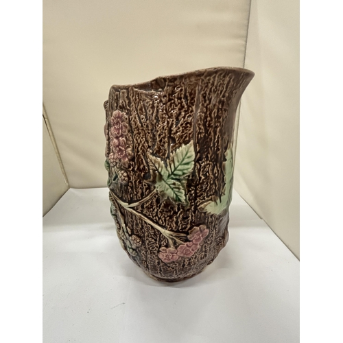 23 - AN ANTIQUE 19TH CENTURY MAJOLICA BRAMBLE BARK RUSTIC PITCHER, CIRCA 1880, HEIGHT 21CM