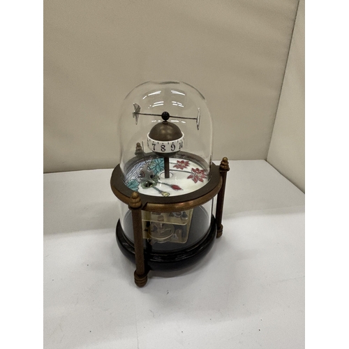 7 - A BRASS AND GLASS MECHANICAL FISH CLOCK, HEIGHT 15CM