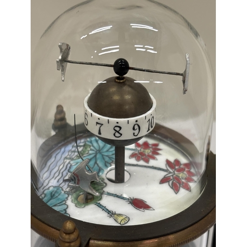 7 - A BRASS AND GLASS MECHANICAL FISH CLOCK, HEIGHT 15CM