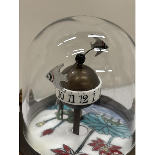 7 - A BRASS AND GLASS MECHANICAL FISH CLOCK, HEIGHT 15CM