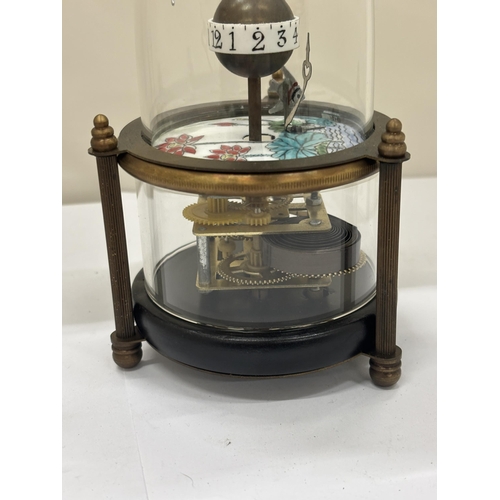 7 - A BRASS AND GLASS MECHANICAL FISH CLOCK, HEIGHT 15CM