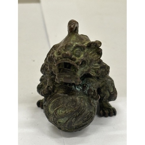 8 - A BRONZE CHINESE FOO DOG, HEIGHT 5CM, WIDTH 5CM