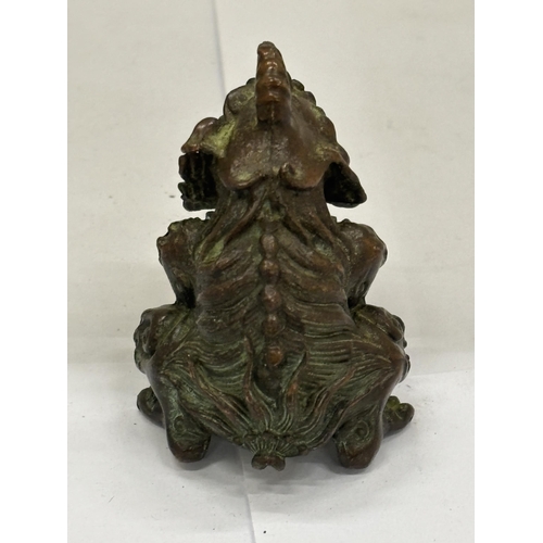 8 - A BRONZE CHINESE FOO DOG, HEIGHT 5CM, WIDTH 5CM