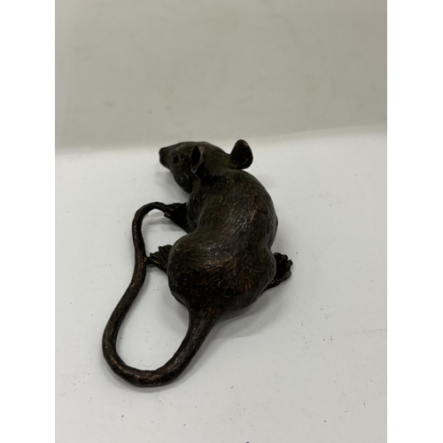 9 - A BRONZE CHINESE RAT, HEIGHT 2.5CM, LENGTH 8CM