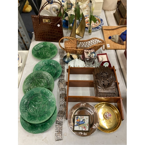 798 - A MIXED LOT TO INCLUDE FIVE GREEN LEAF MAJOLICA PLATE, HANDBAG, SMALL SHELVING UNIT, ENAMELLED TRINK... 