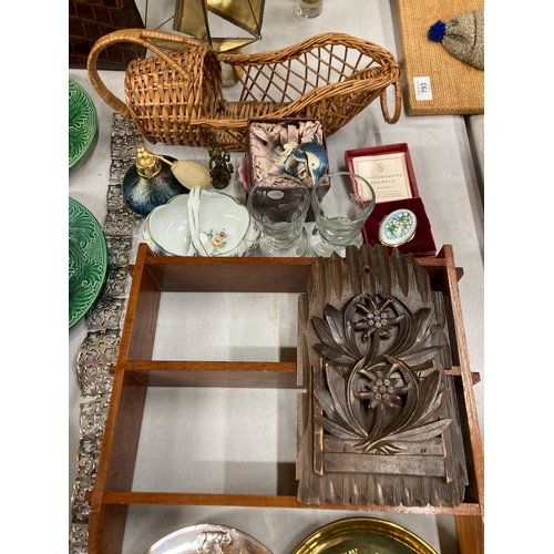 798 - A MIXED LOT TO INCLUDE FIVE GREEN LEAF MAJOLICA PLATE, HANDBAG, SMALL SHELVING UNIT, ENAMELLED TRINK... 