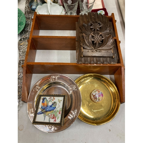 798 - A MIXED LOT TO INCLUDE FIVE GREEN LEAF MAJOLICA PLATE, HANDBAG, SMALL SHELVING UNIT, ENAMELLED TRINK... 