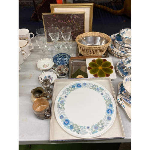 808 - A MIXED LOT TO INCLUDE A LARGE WEDGWOOD 'CLEMENTINE' SERVING PLATE, TWO PRINTS, GLASSES, JUGS, PIN T... 