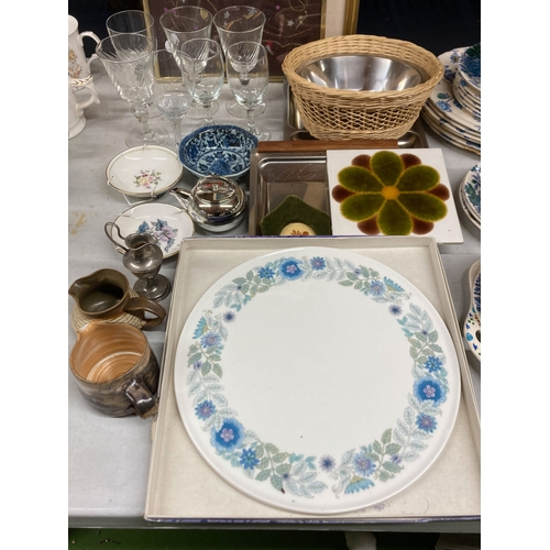 808 - A MIXED LOT TO INCLUDE A LARGE WEDGWOOD 'CLEMENTINE' SERVING PLATE, TWO PRINTS, GLASSES, JUGS, PIN T... 