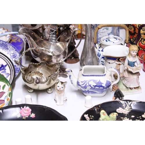 968 - A MIXED VINTAGE LOT TO INCLUDE A QUANTITY OF CABINET PLATES, RUSSIAN NESTING DOLLS, A METAL 'MEXICAN... 