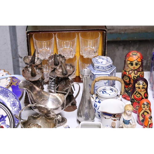 968 - A MIXED VINTAGE LOT TO INCLUDE A QUANTITY OF CABINET PLATES, RUSSIAN NESTING DOLLS, A METAL 'MEXICAN... 