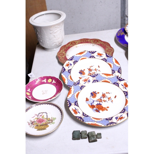 969 - A QUANTITY OF CERAMICS TO INCLUDE A PORTMEIRION PLANT HOLDER, SPODE CABINET PLATES, ETC