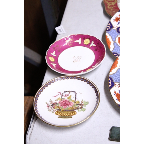 969 - A QUANTITY OF CERAMICS TO INCLUDE A PORTMEIRION PLANT HOLDER, SPODE CABINET PLATES, ETC