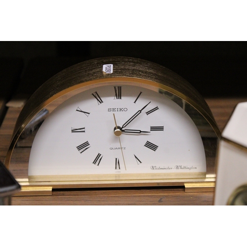 972 - THREE MANTLE CLOCKS TO INCLUDE A CERAMIC 'POINTERS OF LONDON' GOLF THEMED CLOCK, CARRIAGE CLOCK AND ... 