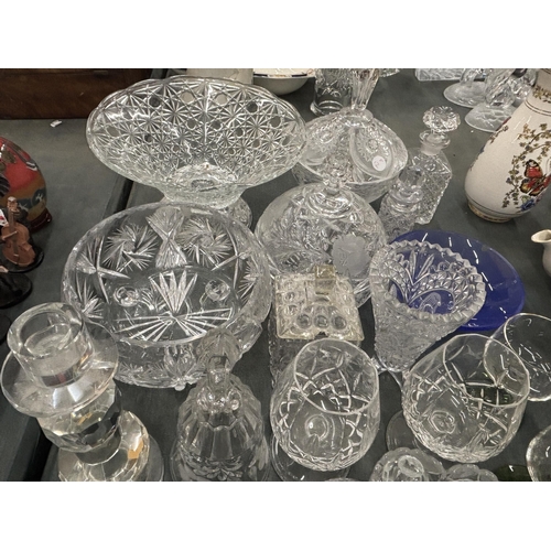 198 - A LARGE QUANTITY OF GLASSWARE TO INCLUDE BOWLS, BON BON DISHES, KNIFE RESTS, GLASSES, TRINKETS, ETC