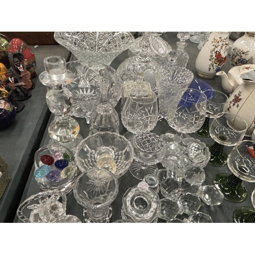 198 - A LARGE QUANTITY OF GLASSWARE TO INCLUDE BOWLS, BON BON DISHES, KNIFE RESTS, GLASSES, TRINKETS, ETC