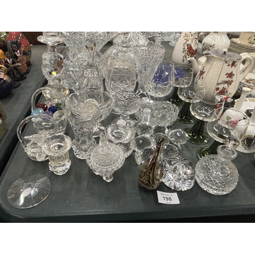 198 - A LARGE QUANTITY OF GLASSWARE TO INCLUDE BOWLS, BON BON DISHES, KNIFE RESTS, GLASSES, TRINKETS, ETC