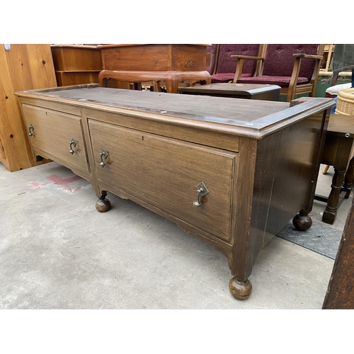 2933 - AN EARLY 20TH CENTURY OAK TWO DRAWER WARDROBE BASE, 61