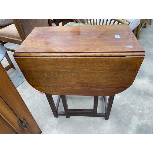 2941 - A MID 20TH CENTURY OAK GATE-LEG TABLE, 36