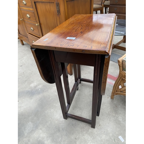 2941 - A MID 20TH CENTURY OAK GATE-LEG TABLE, 36