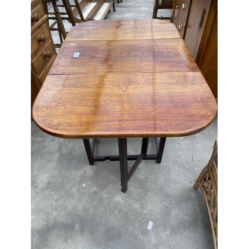 2941 - A MID 20TH CENTURY OAK GATE-LEG TABLE, 36