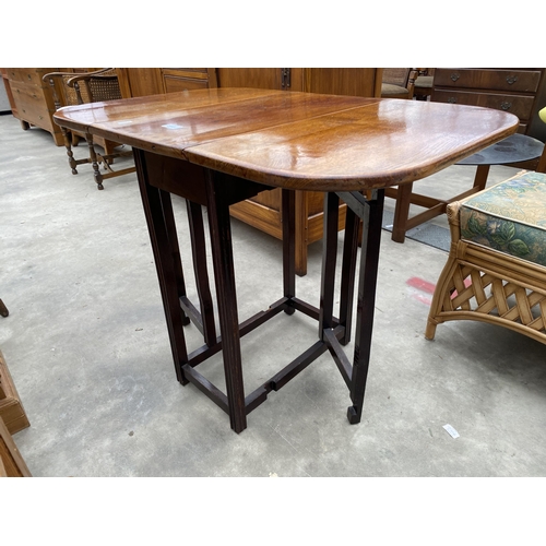 2941 - A MID 20TH CENTURY OAK GATE-LEG TABLE, 36